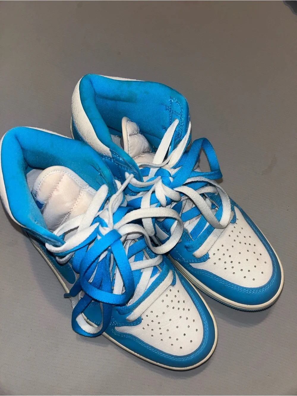 Nike Air Jordan 1 Retro High-Top Sneakers in Blue and White UNC